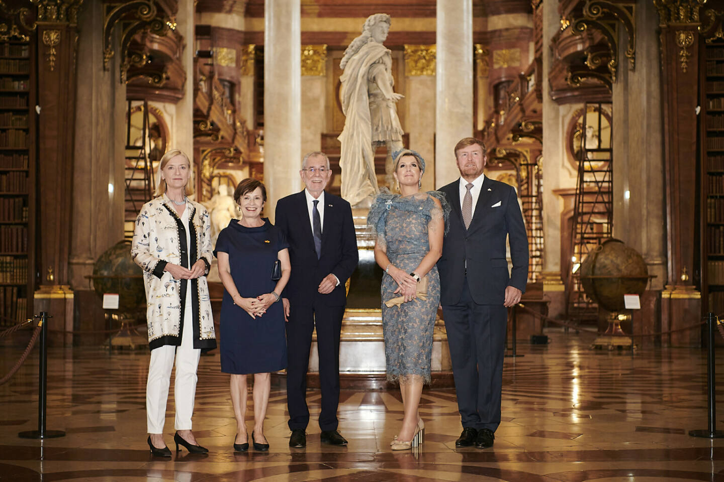 Das niederländische Königspaar auf den Spuren gemeinsamer Geschichte in der Österreichischen Nationalbibliothek, Königin Máxima und König Willem-Alexander mit dem Bundespräsidentenpaar Alexander Van der Bellen und Doris Schmidauer  und ÖNB-Generaldirektorin Johanna Rachinger, Fotocredit: Österreichische Nationalbibliothek