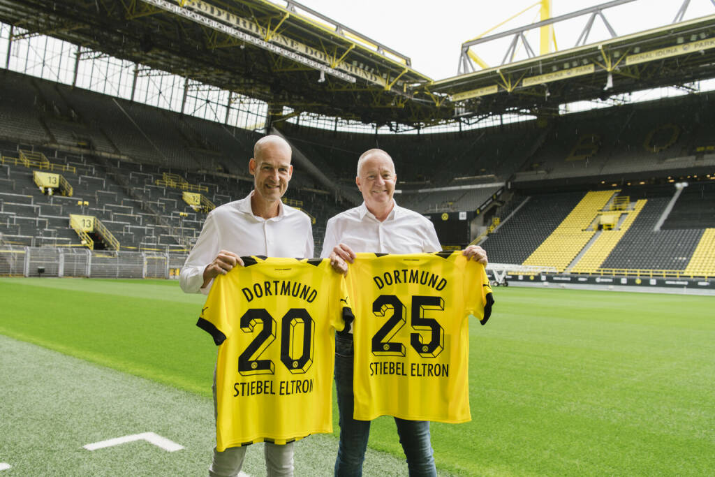 Heizungshersteller STIEBEL ELTRON ist neuer Premium- und Nachhaltigkeitspartner des Fußball-Bundesligisten Borussia Dortmund. Die Geschäftsführer Carsten Cramer (BVB, links) und Dr. Nicholas Matten (STIEBEL ELTRON) bei der offiziellen Bekanntgabe. / Weiterer Text über ots und www.presseportal.de/nr/62786 / Die Verwendung dieses Bildes ist für redaktionelle Zwecke unter Beachtung ggf. genannter Nutzungsbedingungen honorarfrei. Veröffentlichung bitte mit Bildrechte-Hinweis.
Spektakuläre Neuverpflichtung, Vertrag (vorerst) bis 2025; Fotocredit: BVB/Mareen Meyer, © Aussendung (06.07.2022) 