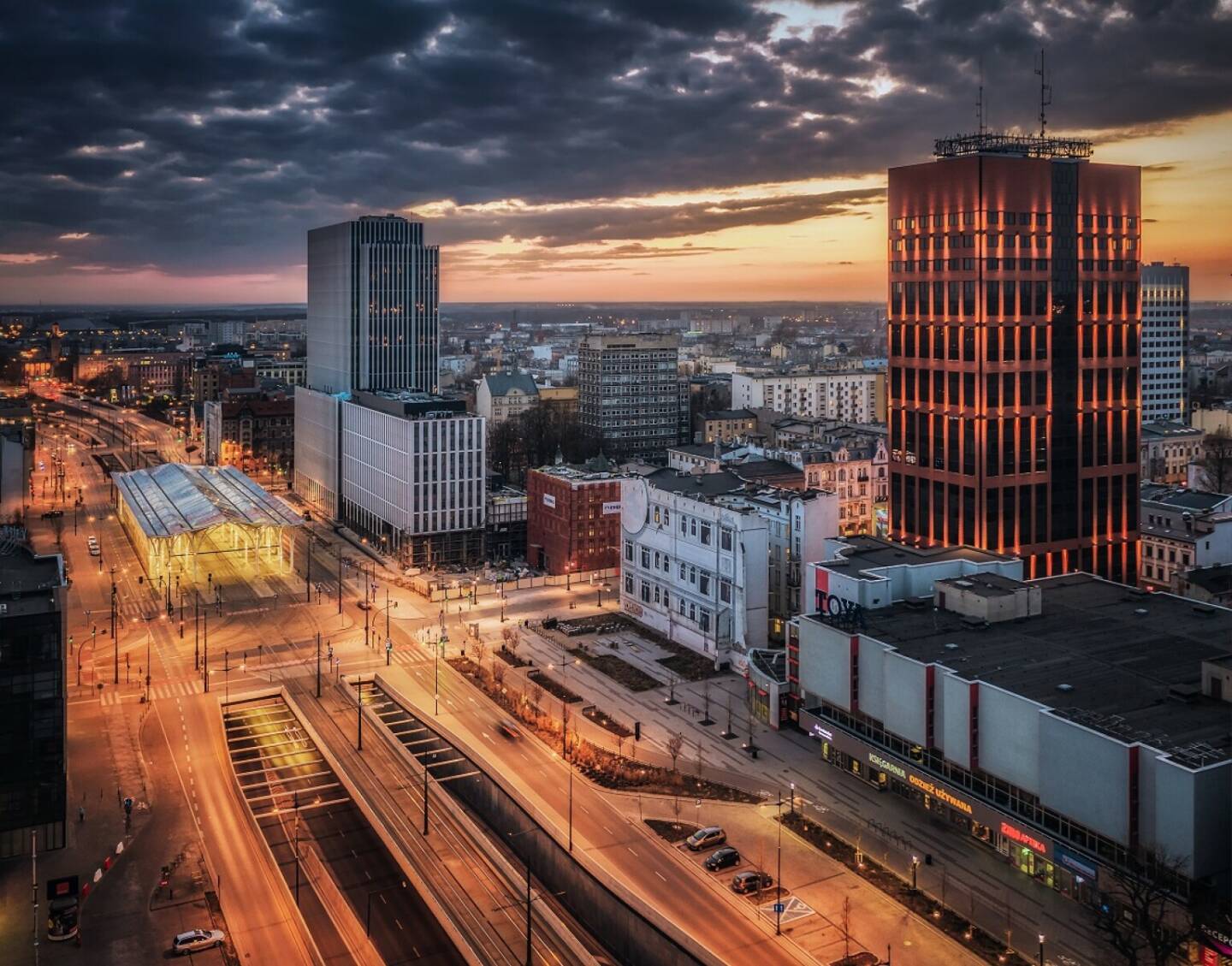 Warimpex hat in der polnischen Stadt Łódź das Bürogebäude Red Tower erworben, Credit: Arecki Photo