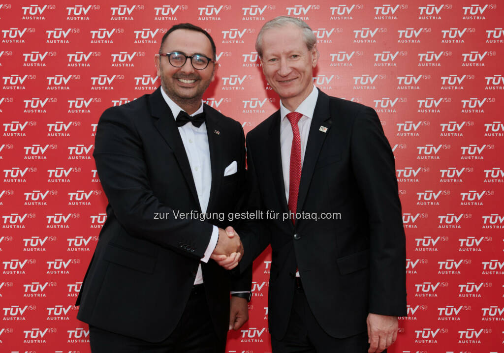 TÜV AUSTRIA Group: Widerstandsfähigkeit kritischer IT-Infrastrukturen erhöhen, Assets schützen: Serhat Yediel, Gründer und TÜV AUSTRIA SyberCode Geschäftsführer (links, im Bild mit TÜV AUSTRIA Group CEO Stefan Haas): „Unser Ziel ist es, ein globales Zentrum für Cyber Security Services wie Managed Detection and Response, OT Sicherheit, Kompromissbewertung und Forensische Analyse, SOC als Dienstleistung zu werden; Credit: TÜV Austria, © Aussender (11.07.2022) 