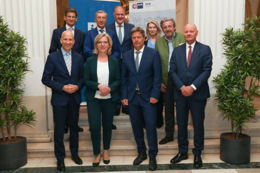 Deutscher Vizekanzler Habeck zu Gesprächen in Wien Im Haus der Industrie: 1.Reihe vlnr. Bundesminister für Arbeit und Wirtschaft Martin Kocher;  Bundesministerin für Klimaschutz, Umwelt, Energie, Mobilität, Innovation und Technologie der Republik Österreich Leonore Gewessler; Stellvertreter des Bundeskanzlers und Bundesministers für Wirtschaft und Klimaschutz der Bundesrepublik Deutschland Robert Habeck; Michael Klor-Berchtold, Botschafter der Bundesrepublik Deutschland ; 2.Reihe vlnr.  F. Peter Mitterbauer, Vizepräsident IV, Vorstandsvorsitzender Miba AG; Vizepräsident Thomas Birtel (STRABAG SE), Thomas Gindele, Hauptgeschäftsführer DHK, Annette Mann, Vorstandsvorsitzende des Austrian Airlines AG, Dr. Stefan Wolf, Präsident Gesamtmetall .Deutschland, Vorstandvorsitzender der ElringKlinger AG; Credit: DHK / Günther Peroutka (13.07.2022) 