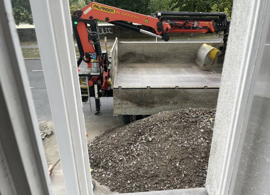 Palfinger lädt vor dem Podcast-Studio was ab (15.07.2022)