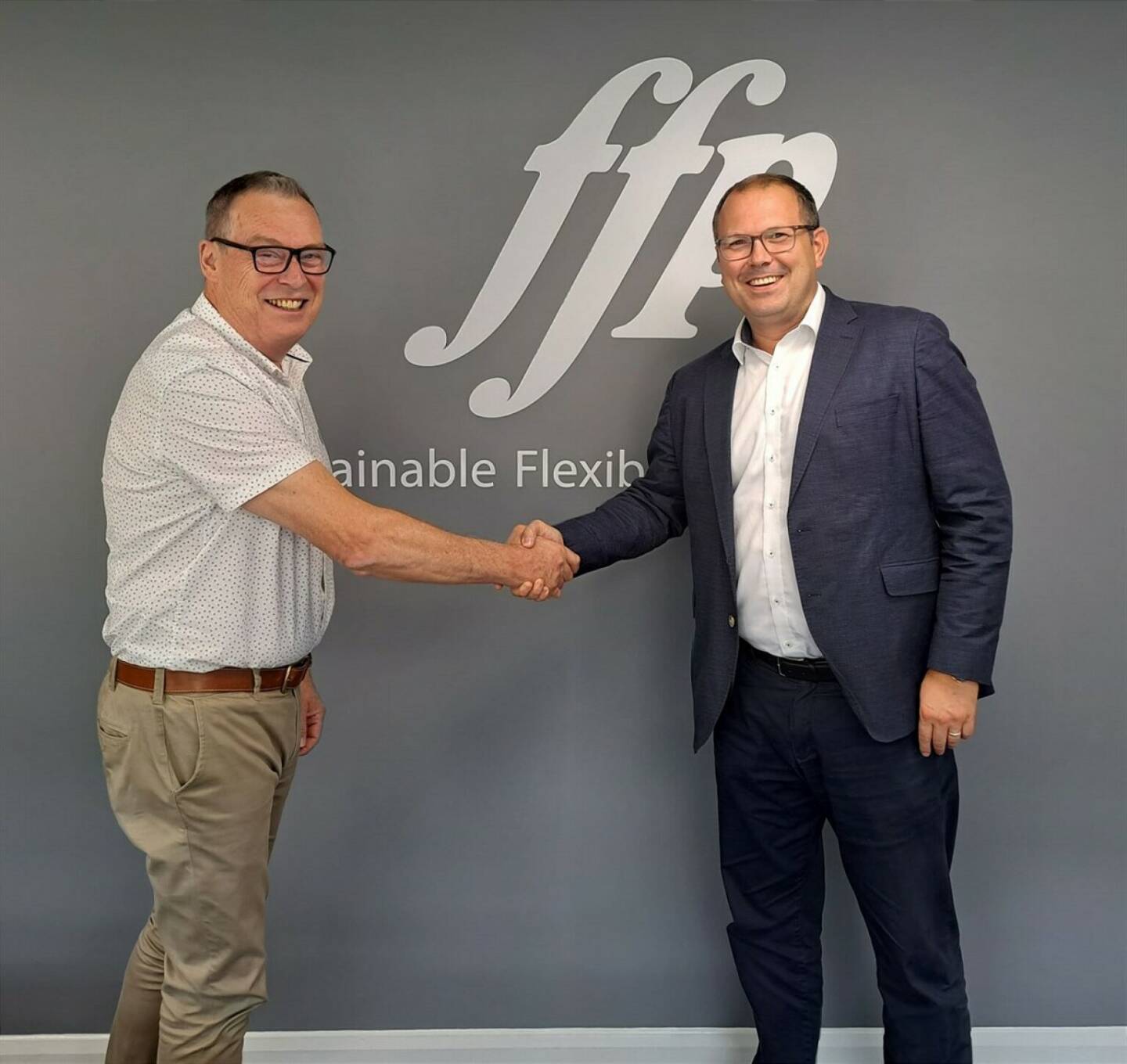 Constantia Flexibles hat am Mittwoch, den 10. August 2022, eine Vereinbarung zum Erwerb von 100 % der FFP Packaging Solutions, einem führenden Anbieter von nachhaltigen, flexiblen Verpackungen für den Konsumgütermarkt aus Northampton, Großbritannien, unterzeichnet. im Bild: Robin Chudley, Vorstandsvorsitzender von FFP Packaging Solutions und David Cooper, CEO von FFP Packaging Solutions
© ©FFP Packaging Solutions