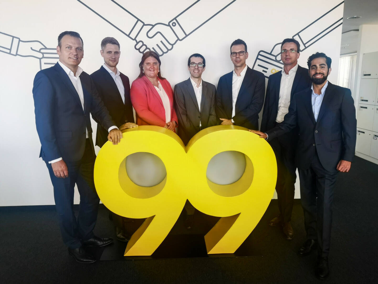 bank99 AG: Veranlagung leicht gemacht: bank99 launcht vermögensanlage99, V.l.: Christian Bimüller, Head of Digital Distribution Continental Europe, BlackRock, Timo Toenges Head of Strategy IShares EMEA, BlackRock, Michaela Eshtewi, Product Owner Investments, Daniel Bader, Productmanager Investments, Florian Dangl, Vorstand Markt und Bernhard Achberger Vorstand Marktfolge bank99, Omid Alimohammadi Vice President, iShares & Wealth Sales Austria, BlackRock; Fotocredit:bank99