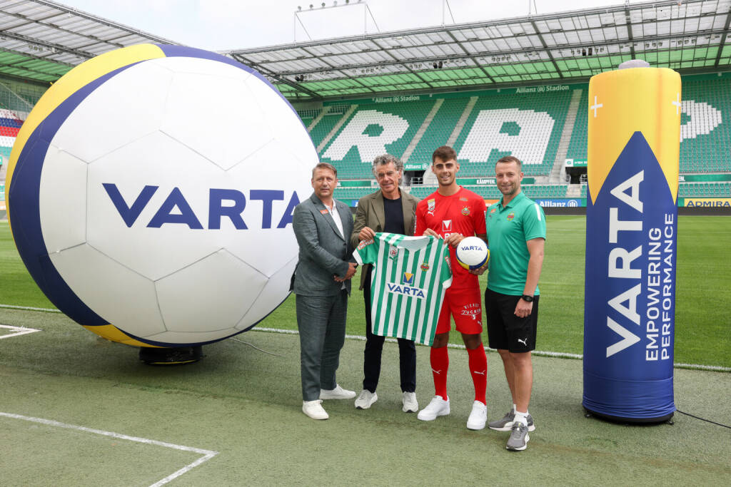 VARTA und der SK Rapid Wien bringen mit neuem VARTA-Rookie jüngste Fußball-Talente der Kampfmannschaft ins Rampenlicht, im Bild: Zoran Barišić, Michael Tojner (Montana Tech), Niklas Hedl, Ferdinand Feldhofer; Copyright: Montana Tech Components/Katharina Schiffl, © Aussendung (24.08.2022) 