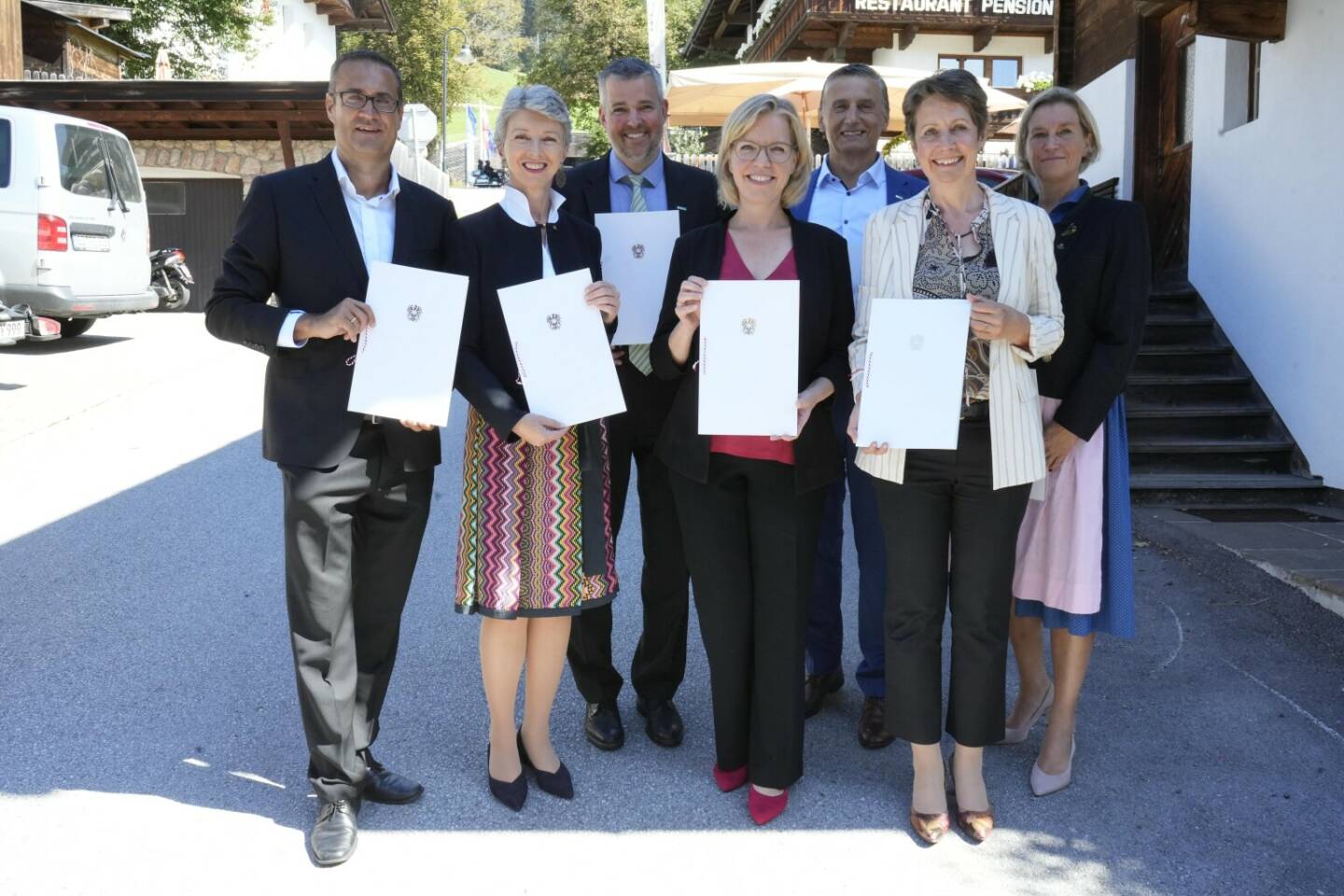 Silicon Austria Labs GmbH: Spitzenforschungszentrum SAL erhält Unterstützung bis 2030; Die Eigentümervertreter*innen von SAL haben am Rande des Forum Alpbach eine Erklärung zur weiteren Unterstützung des Spitzenforschungszentrums bis 2030 unterschrieben (v.l.n.r.): Christoph Ludwig, Gaby Schaunig, Gerald Murauer, Leonore Gewessler, Wilfried Enzenhofer, Sabine Herlitschka, Marion Mitsch. © SAL / Roland Mühlanger