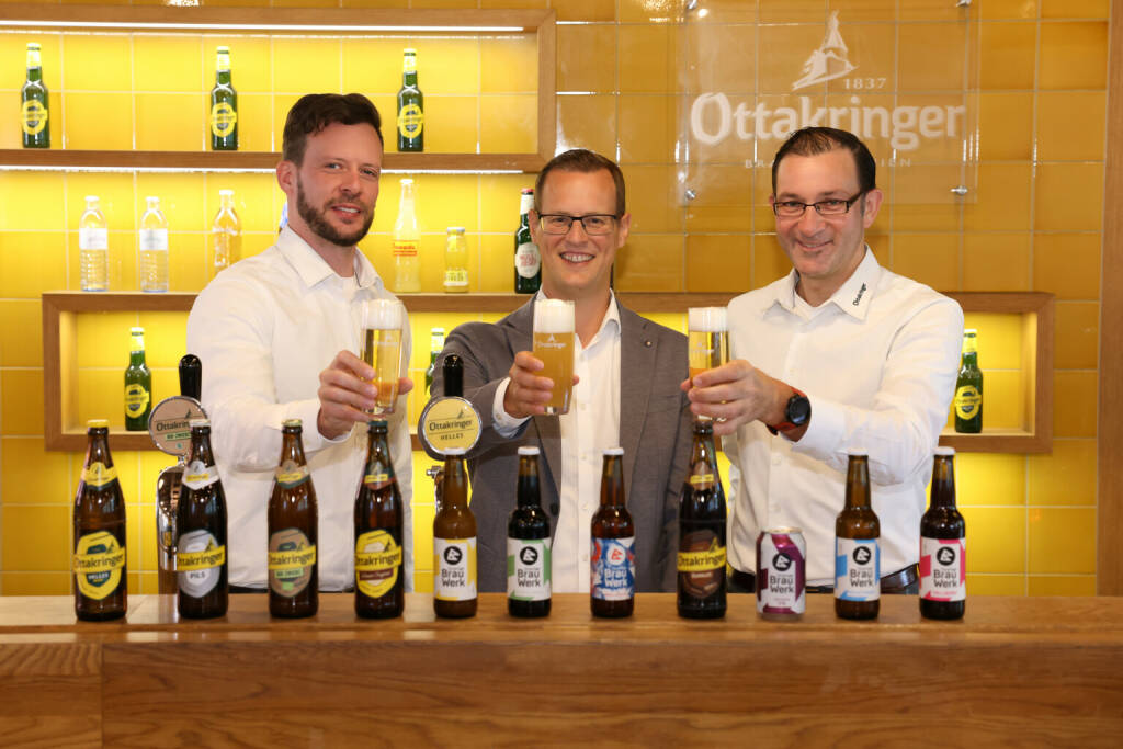 World Beer Awards 2022: Das weltbeste Zwickl kommt aus Ottakring! Das Ottakringer Zwickl wurde bei dem weltbekannten, renommierten Verkostungswettbewerb als weltbestes Zwickl bzw. Kellerbier und gleichzeitig auch als Country Winner ausgezeichnet. v.l.n.r. Silvan Leeb, 2. Braumeister und Leiter der Brauabteilung, Geschäftsführer Harald Mayer und Geschäftsführer und 1. Braumeister Tobias Frank, Fotocredit:Ottakringer Brauerei/Katharina Schiffl, © Aussendung (29.08.2022) 