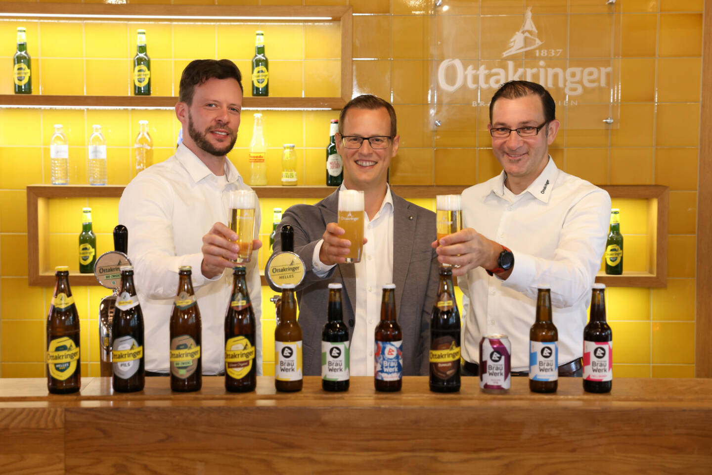 World Beer Awards 2022: Das weltbeste Zwickl kommt aus Ottakring! Das Ottakringer Zwickl wurde bei dem weltbekannten, renommierten Verkostungswettbewerb als weltbestes Zwickl bzw. Kellerbier und gleichzeitig auch als Country Winner ausgezeichnet. v.l.n.r. Silvan Leeb, 2. Braumeister und Leiter der Brauabteilung, Geschäftsführer Harald Mayer und Geschäftsführer und 1. Braumeister Tobias Frank, Fotocredit:Ottakringer Brauerei/Katharina Schiffl