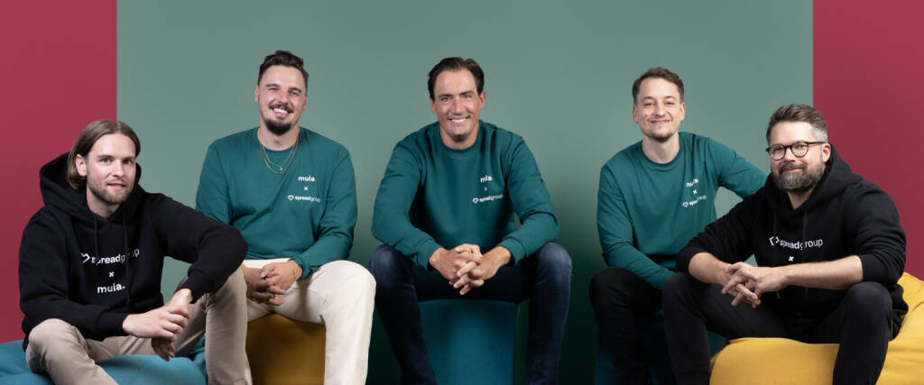 sprd.net AG: Zukunftsweisende Partnerschaft: Spread Group investiert zweistelligen Millionenbetrag in mula. von links nach rechts: Tobias Boertz, Co-Founder und Head of Engineering (Mula GmbH); Marvin Müller, Co-Founder (Mula GmbH); Dr. Julian de Grahl, CEO (Spread Group); Marco Lawrenz, Co-Founder und CEO (Mula GmbH); Moritz Halfmeyer, Co-Founder und CTO (Mula GmbH) Credit: sprd.net AG (01.09.2022) 