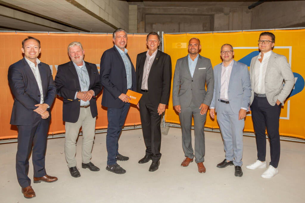 BUWOG-Projekt HALLER feiert Dachgleiche: Das Projektteam von BUWOG und Swietelsky gemeinsam mit BUWOG Geschäftsführer Andreas Holler (3. v.l.), Bezirksvorsteher Thomas Steinhart (Mitte) und Architekt Serge Bukor (2.v.r.) bei der Gleichenfeier von HALLER.
Fotocredit: © BUWOG / Fotostudio Huger (05.09.2022) 