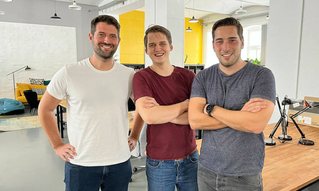 Das SaaS Start-up Shopstory (vormals boomerank) holt sich in seiner zweiten Finanzierungsrunde ein Millionen-Investment von Hansi Hansmann, tecnet equity, Patrick Pöschl und Startup300., im Bild; das Gründerteam bestehend aus Sebastian Schwelle, Robert Böhm und Roman Schweiger, Credit: Shopstory (07.09.2022) 