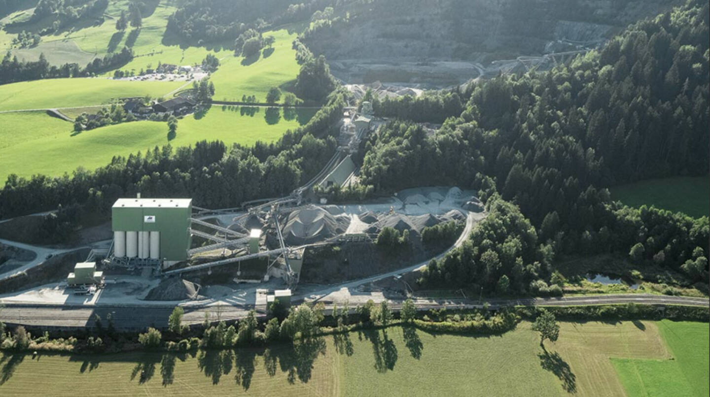 Die STRABAG-Tochter Diabaswerk Saalfelden GmbH als Teil der Mineral-Gruppe betreibt in Saalfelden einen der modernsten Steinbrüche Österreichs.
Bildnachweis: STRABAG