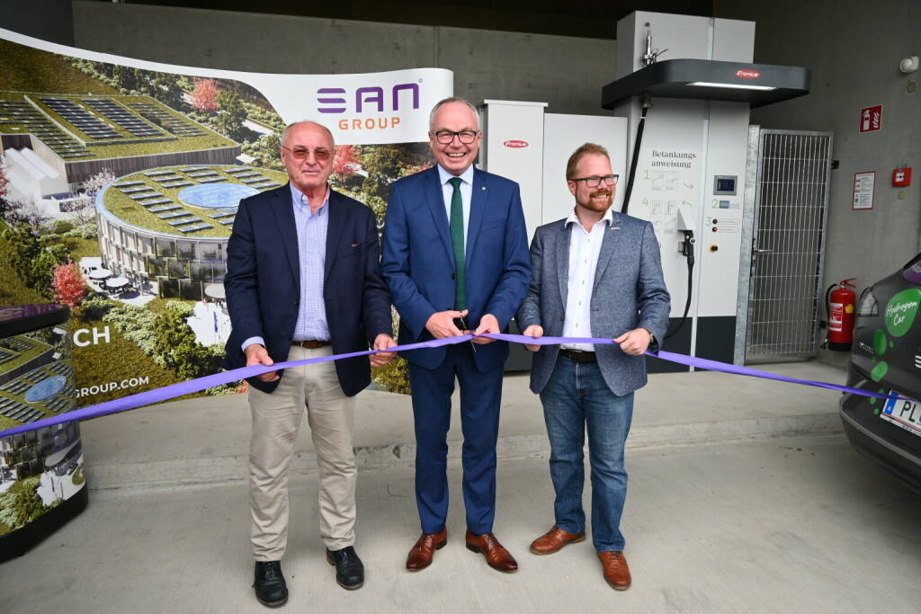 SAN Group: Eröffnung der ersten grünen Wasserstoffanlage Niederösterreichs, v.l.n.r. Erich Erber, Gründer & Präsident SAN Group; Stephan Pernkopf, Landeshauptfrau-Stellvertreter; Christoph Artner, Bürgermeister Stadt Herzogenburg; Fotocredit:SAN Group / Hoffmann, © Aussender (09.09.2022) 