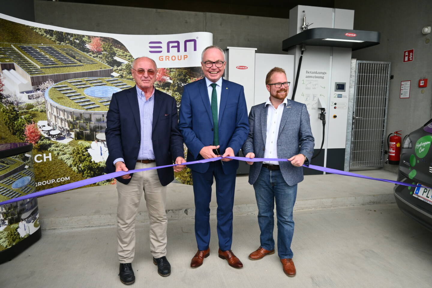 SAN Group: Eröffnung der ersten grünen Wasserstoffanlage Niederösterreichs, v.l.n.r. Erich Erber, Gründer & Präsident SAN Group; Stephan Pernkopf, Landeshauptfrau-Stellvertreter; Christoph Artner, Bürgermeister Stadt Herzogenburg; Fotocredit:SAN Group / Hoffmann