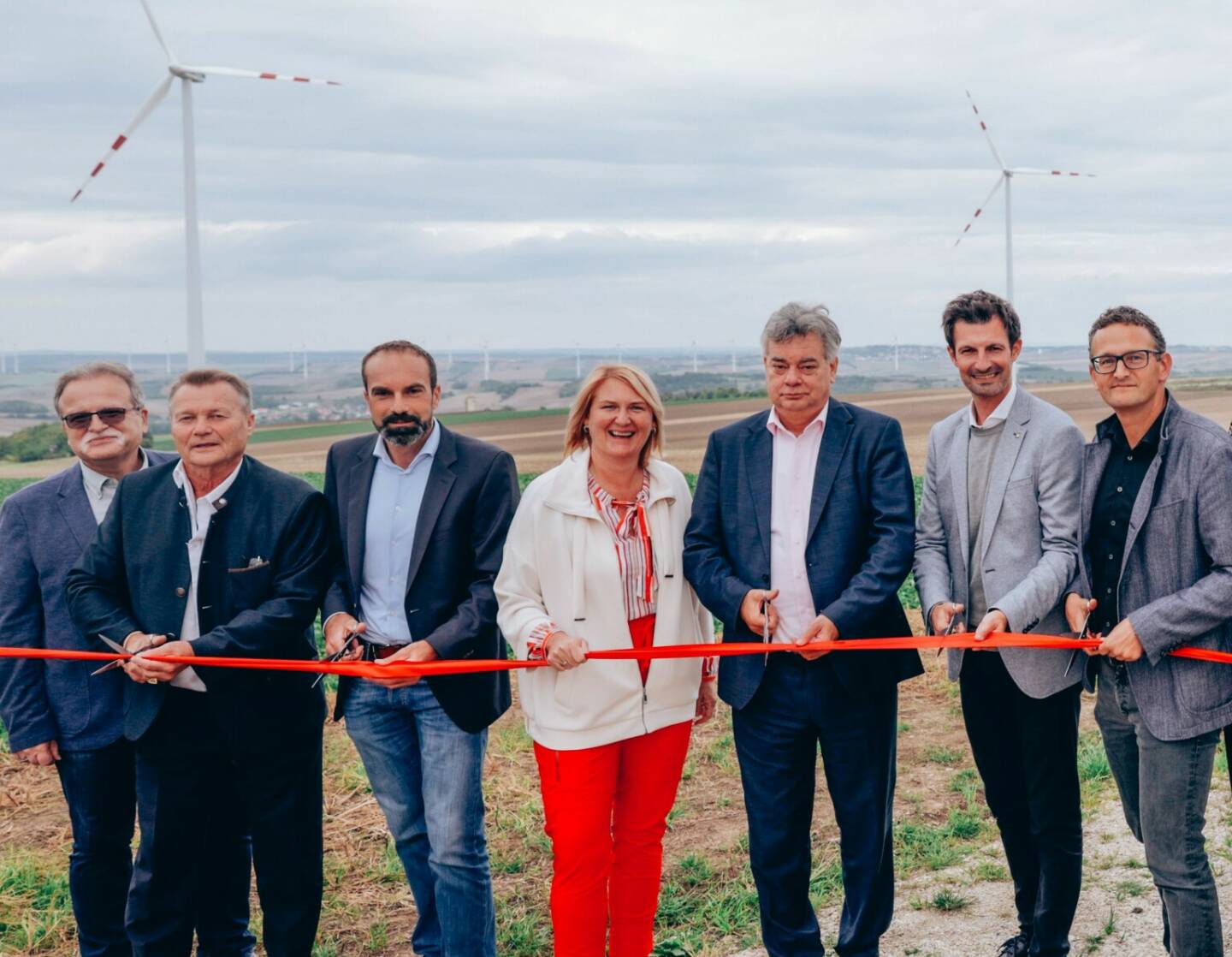 Windkraft Simonsfeld AG: „Ang‘steckt is: Windkraft Simonsfeld eröffnet Windpark Prinzendorf mit Bundesminister Werner Kogler und über 1.000 Besucher*innen, v.l.nr: Josef Höller (Vizebürgermeister Hauskirchen), Helmut Arzt (Bürgermeister Hauskirchen), Markus Winter (Techn. Vorstand Windkraft Simonsfeld), Helga Krismer (Abg.z.NÖ Ltg.), Vizekanzler Werner Kogler, Rene Lobner (Abg.z.NÖ Ltg.), Alexander Hochauer (Finanzvorstand Windkraft Simonsfeld), Fotocredit:(c) Martin Krachler