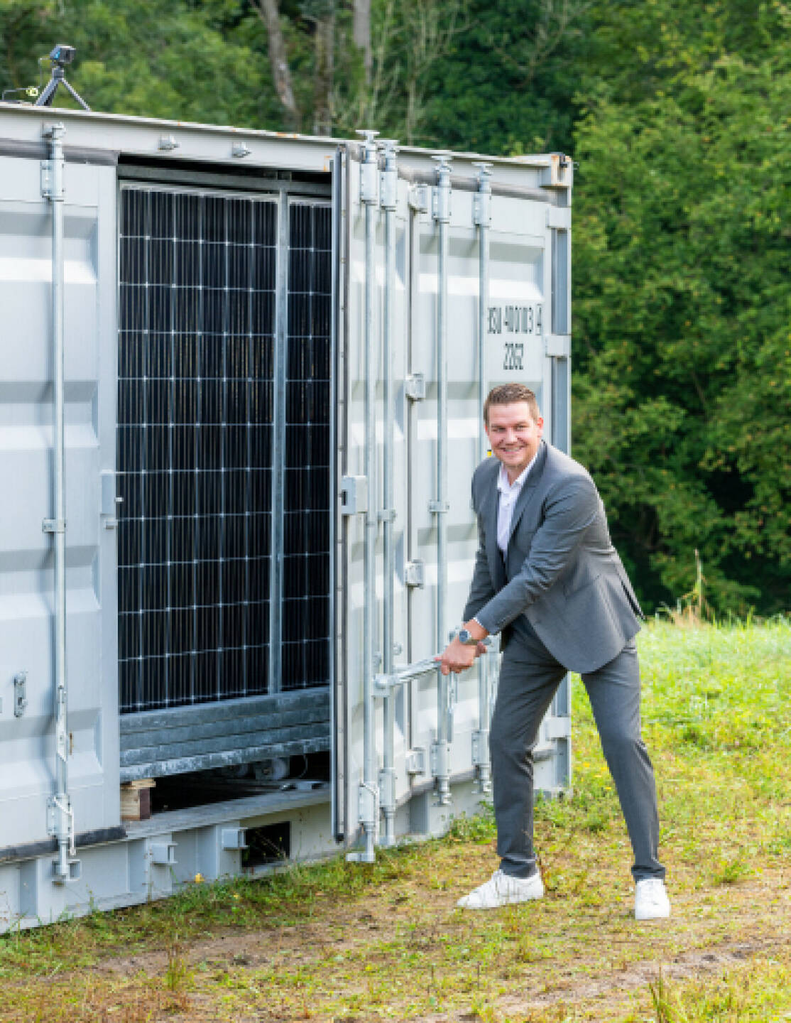 Cleen Energy: PV-Kraftwerk aus dem Container: Cleen PV-Box bringt Dynamik in die Energiewende, im Bild: CEO Lukas Scherzenlehner, Fotocredit: CLEEN Energy AG