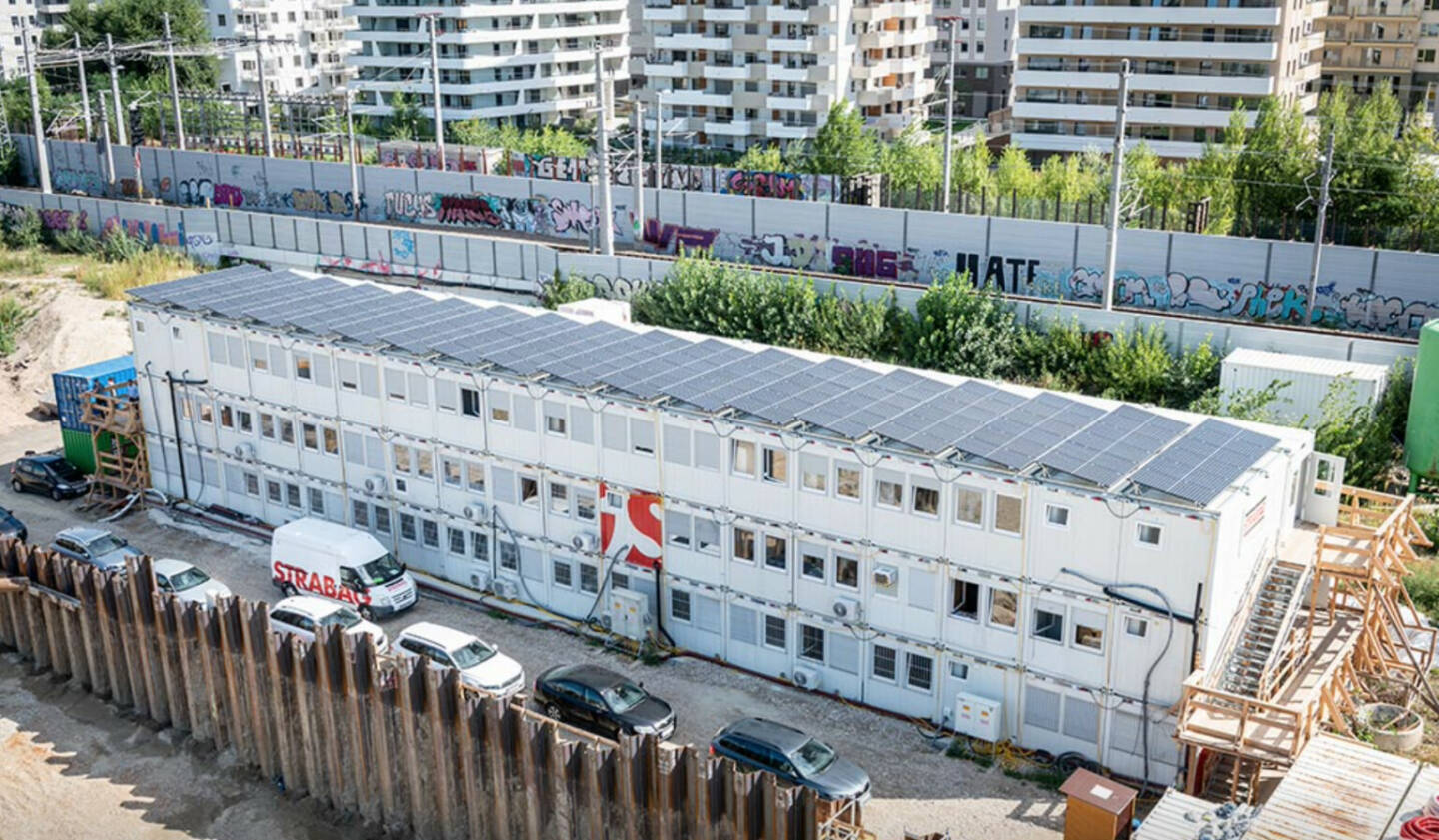 Strabag versorgt in Wien zum ersten Mal Baustelle mit eigenem Solarstrom, Photovoltaik-Anlage soll Baustellencontainer vollständig mit grüner Energie versorgen; Credit: Strabag