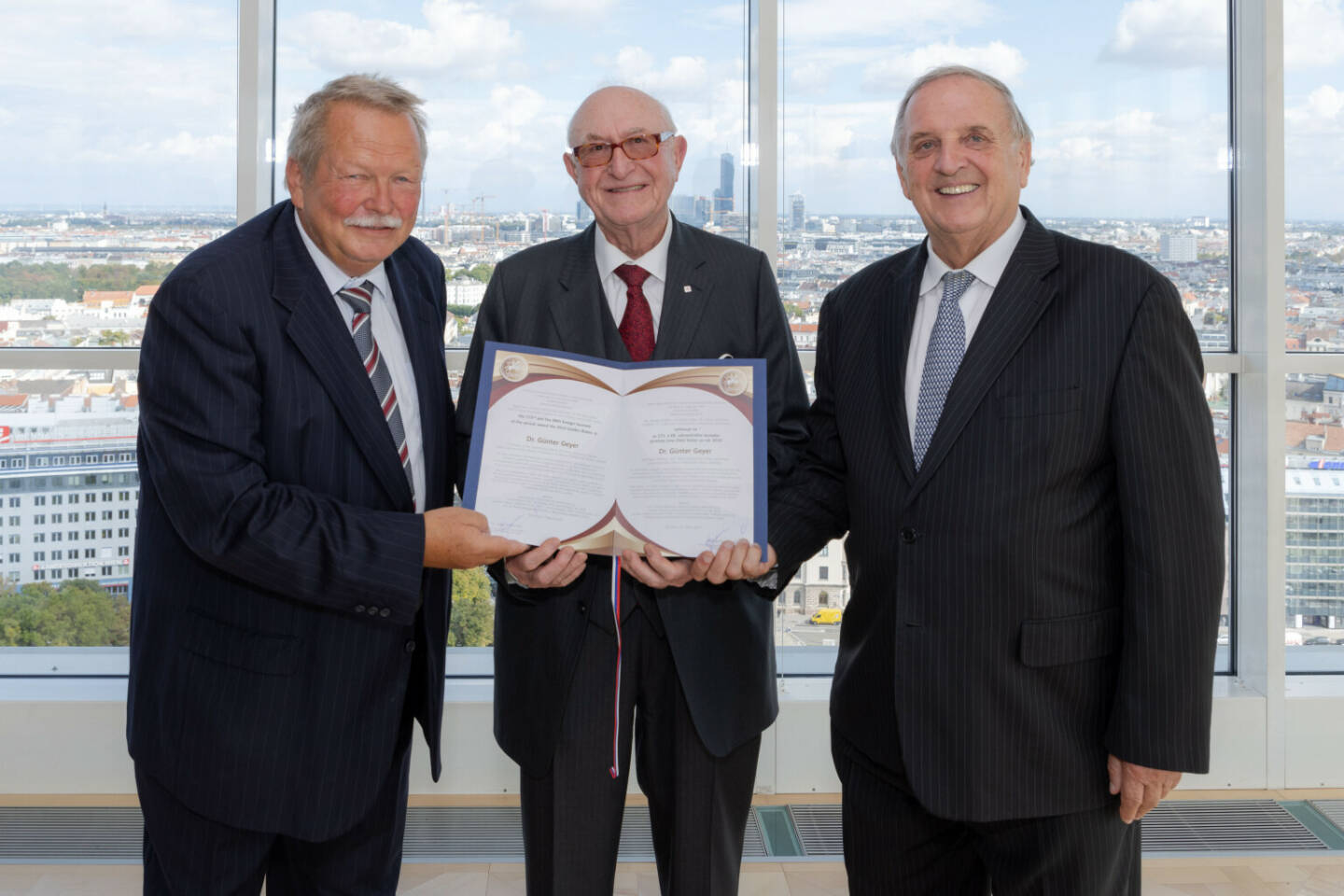 Österreichs Ost-Pionier und Versicherungsmanager Günter Geyer erhält den renommierten „Goldenen Biatec“ der Slowakischen Republik. Am Bild v.l. Dr. Peter Kasalovský (Gründer Informal Economic Forum – IEF – Economic Club), Dr. Günter Geyer (Aufsichtsratspräsident Wiener Städtische Versicherungsverein) und Ing. Peter Mihók (Vorsitzender Slowakische Industrie- und Handelskammer). Fotocredit:Wiener Städtische Versicherungsverein / Richard Tanzer