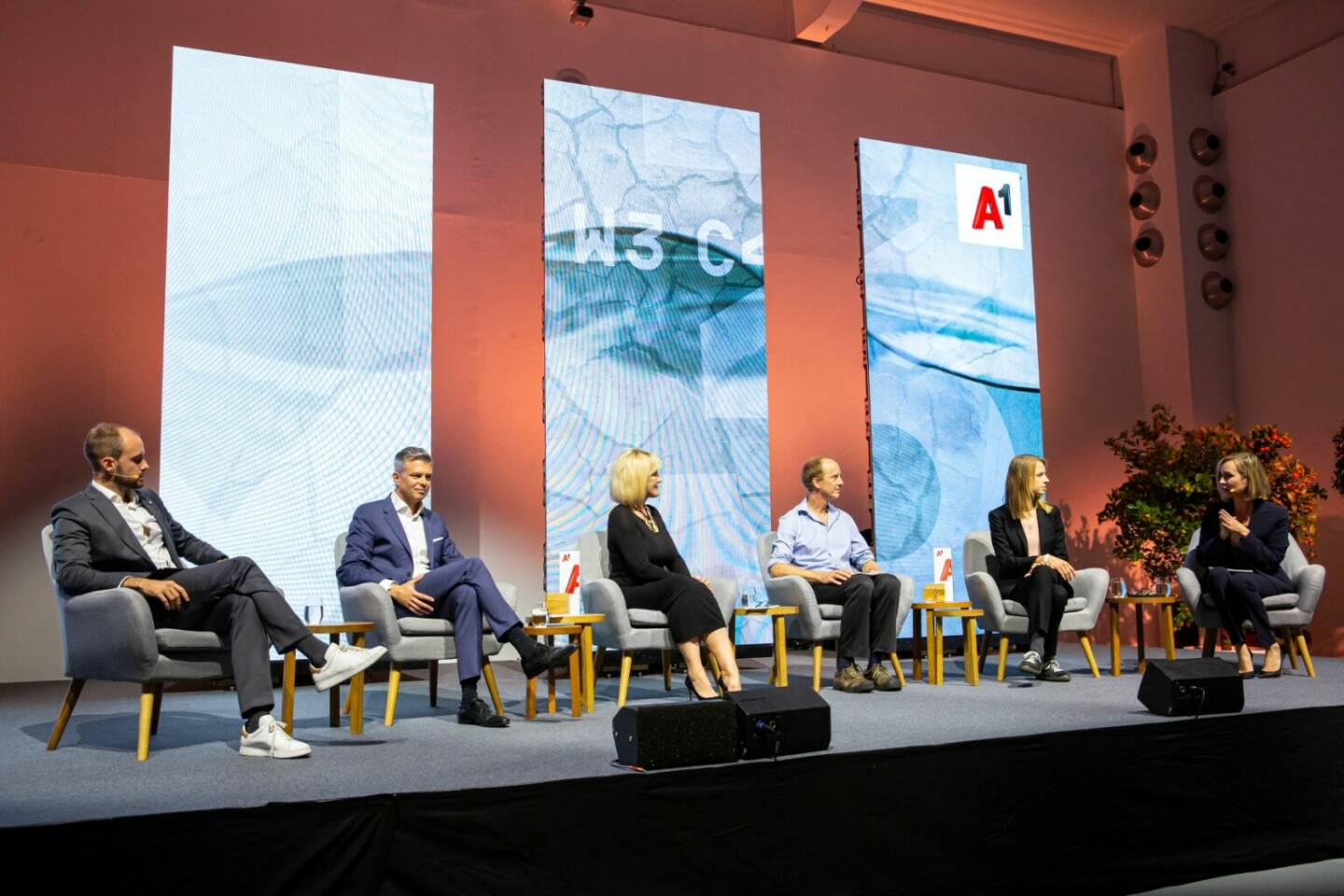 A1 Digital Life Summit mit Erin Brockovich, v.l.n.r.: Staatssekretär für Digitalisierung Florian Tursky, A1 Group CEO Thomas Arnoldner, Erin Brockovich, Prof. Charlie Wilson, Prof. Maren Urner, Nadja Bernhard,Credit: A1/APA Fotoservice Krisztian Juhasz)