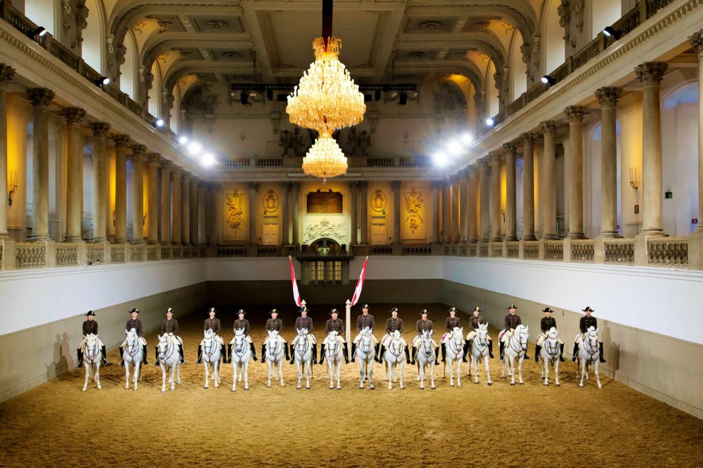 Das Team der Bereiterinnen und Bereiter und Lipizzaner der Spanischen Hofreitschule in der barocken Winterreitschule, Fotocredit:SRS/Rene van Bakel