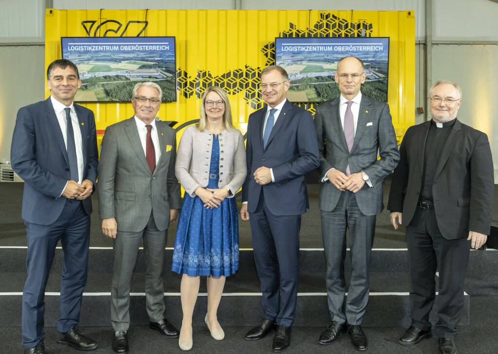 Eröffnung Post - Logistikzentrum Oberösterreich - Allhaming. Peter Umundum, Vorstandsdirektor für Paket & Logistik, Österreichische Post AG, Georg Pölzl, Generaldirektor, Österreichische Post AG,  Jutta Enzinger, Bürgermeisterin der Gemeinde Allhaming, Thomas Stelzer, Landeshauptmann des Landes Oberösterreich, Walter Oblin, Generaldirektor-Stellvertreter, Vorstand für Brief & Finanzen, Österreichische Post AG, Severin Lederhilger OPraem (© Österreichische Post AG); Foto: Post/Kolarik Andreas, © Aussender (13.10.2022) 