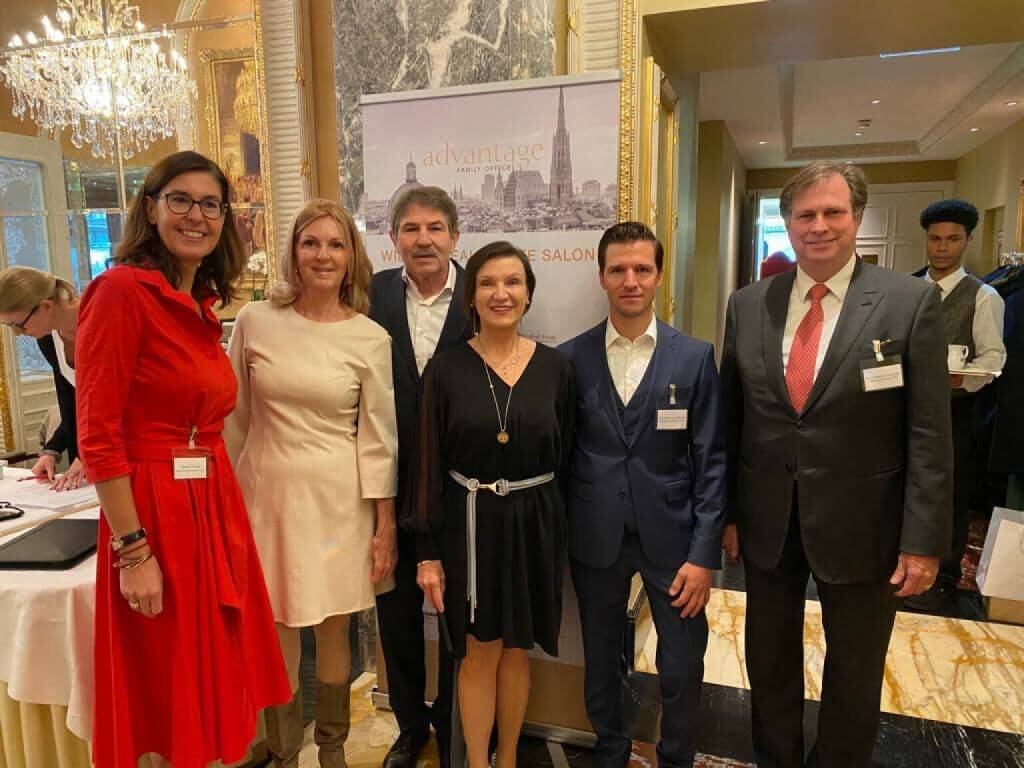 Wiener Real Estate Salon von Advantage Family Office: Reges Interesse von Investoren und Immobilien-Unternehmen in Wien: Jasmin Soravia (Kollitsch & Soravia Immobilien GmbH), Sabine Duchaczek (Advantage Family Office), Ernst Vejdovszky (E-Ve Immobilienanlagen GmbH), Herta-Margarete, Jörg & Sandor Habsburg Lothringen (Habsburg Advisory Trust), Credit: Advantage (14.10.2022) 