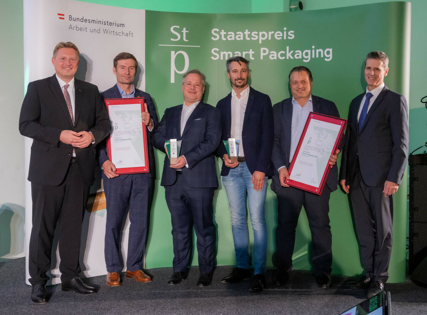 Vöslauer bekommt Staatspreis Smart Packaging 2022; Roland Weinert (Sektionschef BMWA), Herbert Schlossnikl (Vöslauer), Gernot Pichler (Vöslauer), Sebastian Rosenberger (ALPLA), Jörg Schwärzler (ALPLA), Christian Holzer (Sektionschef BMK) - v. li. n. re. Credit: Silveri Photography