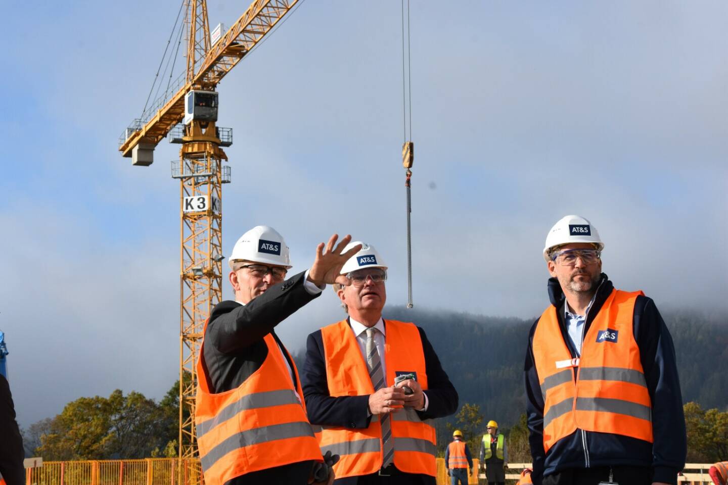 Der steirische Landeshauptmann Christopher Drexler warf heute in Leoben bei AT&S einen Blick in die digitale Zukunft und besuchte das in Fertigstellung befindliche Forschungszentrum. Im Bild:
Andreas Gerstenmayer, AT&S-CEO, Landeshauptmann Christopher Drexler, AT&S-CSO Peter Schneider (von links nach rechts), Copyright: AT&S