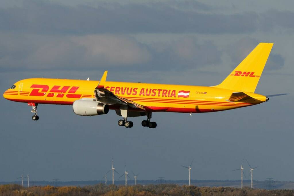 DHL Express Austria erweitert internationales Logistiknetzwerk: Am Sonntag landete das erste DHL-Flugzeug am Flughafen Wien, wo es von nun an täglich die Woche frühmorgens Express-Sendungen vom DHL Drehkreuz Leipzig nach Österreich transportiert. Abends hebt die Maschine wieder Richtung Deutschland ab., Fotocredit:DHL, © Aussender (17.10.2022)