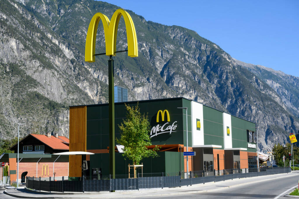 45 Jahre McDonald’s in Österreich: Das Unternehmen legt erstmals eine Wertschöpfungsstudie für Österreich vor. Mit einem Wertschöpfungseffekt von 608 Millionen Euro und einem Beschäftigungseffekt von 11.571 Arbeitsplätzen ist McDonald's mit seinen regionalen Franchisenehmer:innen ein starker Wirtschaftsfaktor und Jobmotor in Österreich.  Credit: McDonald’s Österreich, © Aussender (18.10.2022) 