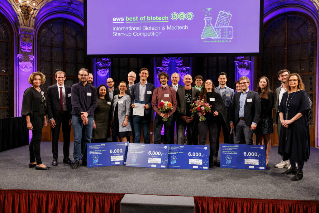 Austria Wirtschaftsservice: aws Best of Biotech 2022: Auszeichnung der besten Life Science Geschäftskonzepte, alle GewinnerInnen und Gewinner gemeinsam mit (v.li.) Ulrike Unterer (BMAW), Johannes Sarx (aws Abteilungsleiter und LISAvienna GF), Philipp Hainzl (LISA vienna GF), Eva Maria Beck (aws), Stefan Krahulec und Guido Boehmelt (Boehringer Ingelheim), Manfred Rieger und Larissa Kahr (Takeda), Eva Prieschl-Gassauer (Jurymitglied), Elisabeth Klager (Jurysprecherin), und aws Geschäftsführerin Edeltraud Stiftinger; Credit: aws Fehringer, © Aussendung (20.10.2022) 