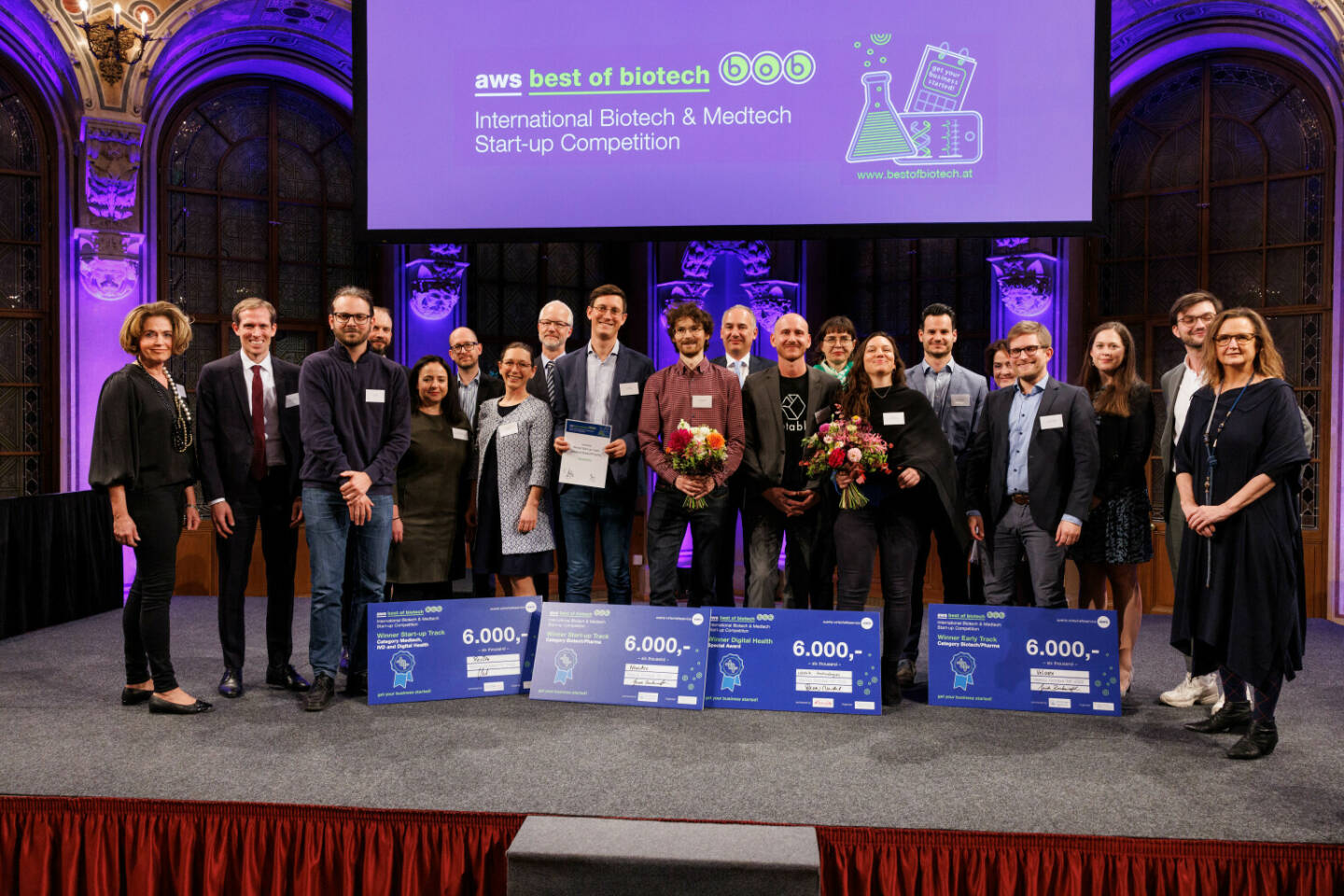 Austria Wirtschaftsservice: aws Best of Biotech 2022: Auszeichnung der besten Life Science Geschäftskonzepte, alle GewinnerInnen und Gewinner gemeinsam mit (v.li.) Ulrike Unterer (BMAW), Johannes Sarx (aws Abteilungsleiter und LISAvienna GF), Philipp Hainzl (LISA vienna GF), Eva Maria Beck (aws), Stefan Krahulec und Guido Boehmelt (Boehringer Ingelheim), Manfred Rieger und Larissa Kahr (Takeda), Eva Prieschl-Gassauer (Jurymitglied), Elisabeth Klager (Jurysprecherin), und aws Geschäftsführerin Edeltraud Stiftinger; Credit: aws Fehringer