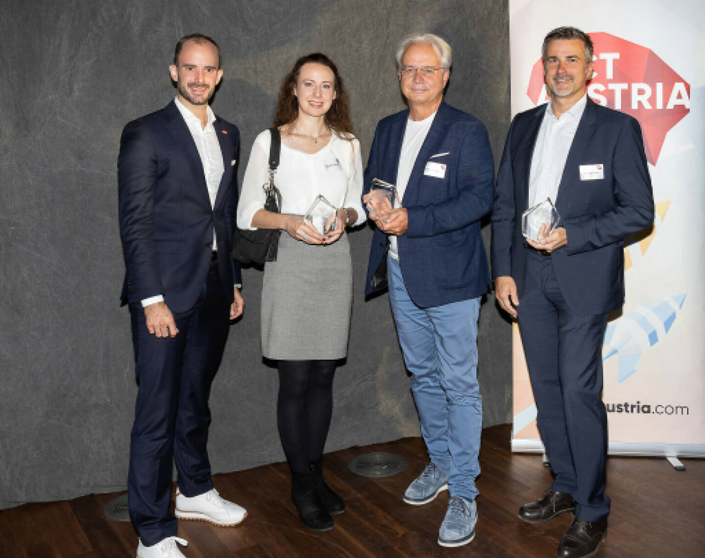 ICT Austria zeichnet AMAG und Digitalisierungs-Partner ACP CUBIDO mit dem „Juwel für nachhaltige Digitalisierungsprojekte“ aus; Staatssekretär Florian Tursky überreicht die Awards an die Preisträger; Florian Tursky, MBA MSc, Staatssekretär für Digitalisierung Dr. Manuela Schreyer, Data Analyst in der Unternehmenstechnologie, AMAG (Austria Metall AG) Dr. Werner Aumayr, CIO, AMAG (Austria Metall AG) Wolfgang Ennikl, MBA, Geschäftsführer ACP CUBIDO; Credit: Gerlinde Gorla