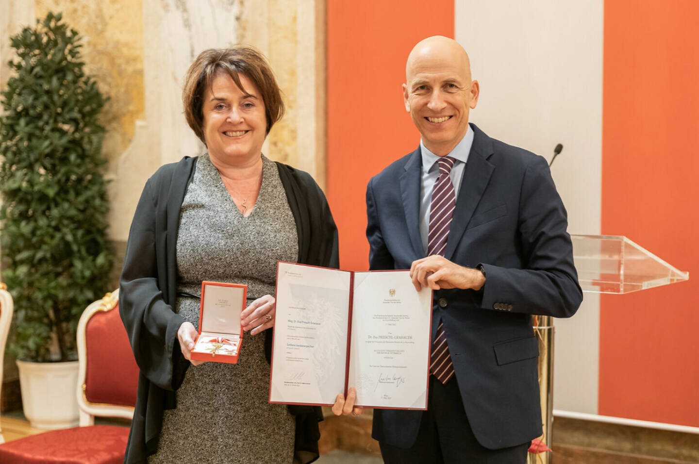 Bundesminister Martin Kocher überreichte gestern im Rahmen eines Festaktes im Arbeits- und Wirtschaftsministerium Ehrenzeichen und Dekrete an herausragende Persönlichkeiten der österreichischen Wirtschaft. U.a. erhielt Marinomed-Vorständin Eva Prieschl-Grassauer das Goldene Verdienstzeichen, Foto. Copyright: BMAW/Holy
