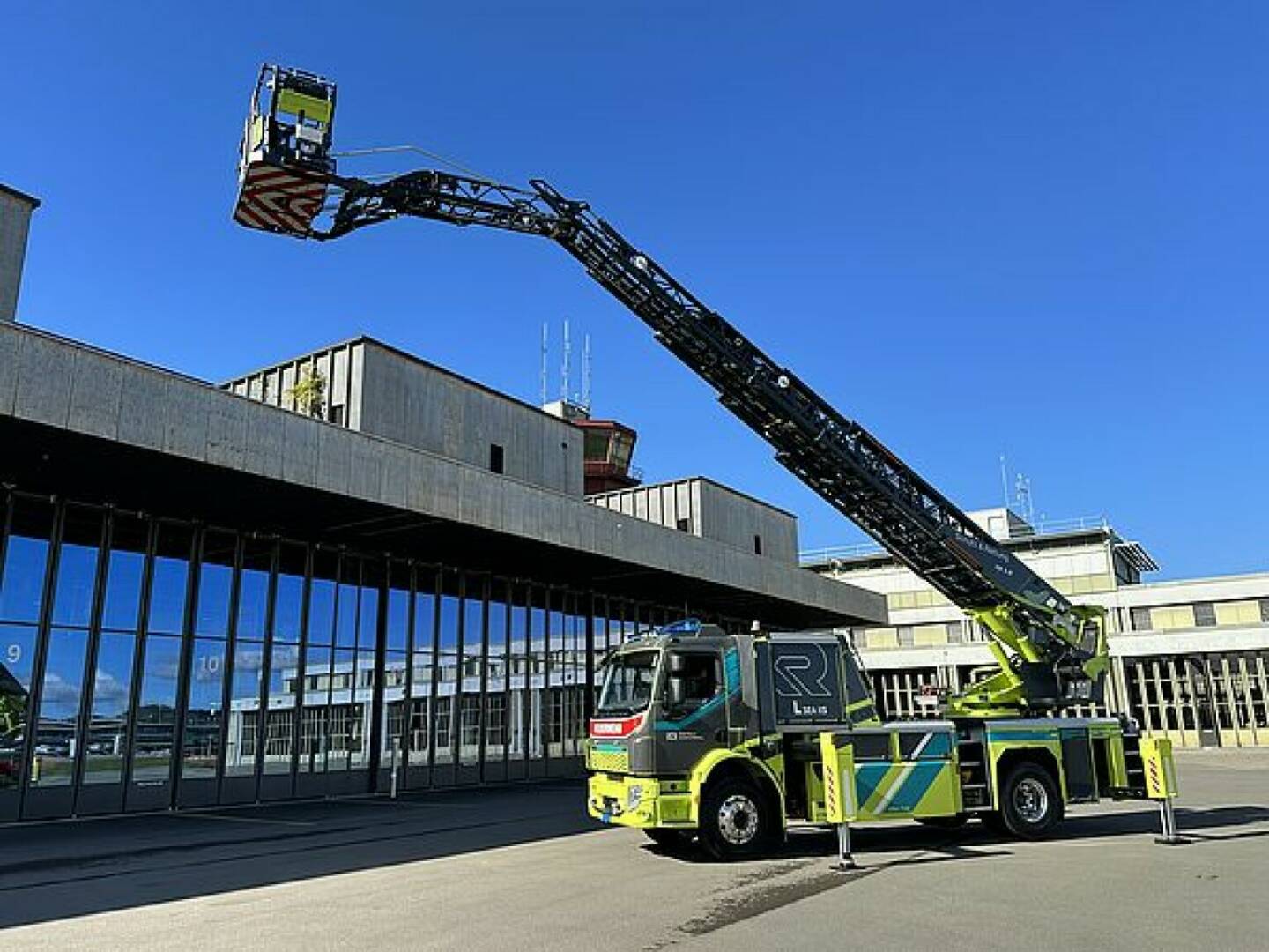 Elektrisch angetriebene Autodrehleiter von Rosenbauer, Bild: Rosenbauer