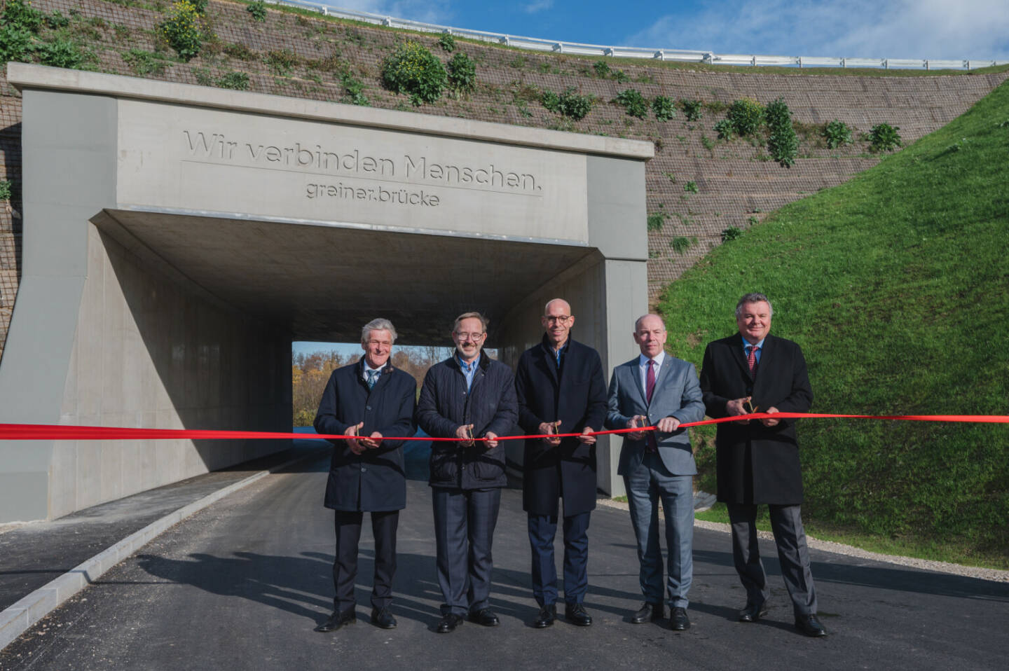 Greiner AG: Greiner-Brücke feierlich eröffnet. Die neue Brücke stärkt den Wirtschaftsstandort Kremsmünster und erhöht die Verkehrssicherheit in der Region. Die Gesamtkosten des Projektes betrugen rund fünf Millionen Euro. Nach Abzug von knapp einer Million Euro Erlös durch den Verkauf der alten Brücke an die ÖBB und einer Förderung von 1,2 Millionen Euro durch das Land Oberösterreich kamen die beiden Finanzierungspartner, nämlich die Gemeinde Kremsmünster und Greiner, zu gleichen Teilen für die Kosten von jeweils 1,45 Millionen Euro auf.im Bild v. l.: Bürgermeister Gerhard Obernberger, Hannes Moser, Finanzvorstand Greiner AG, Axel Kühner, Vorstandsvorsitzender Greiner AG, Landtagspräsident Max Hiegelsberger und Verkehrslandesrat Günther Steinkellner. Credit: Michaela Kraus