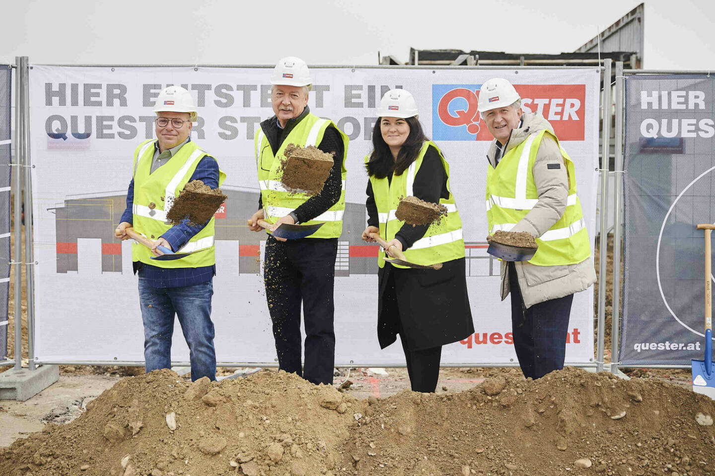 QUESTER: Feierlicher Spatenstich: QUESTER investiert in einen neuen Standort in Krems, Standortleiter Martin Kuchlbacher, Eduard Halmschlager von Halpin, Geschäftsführerin Barbara Bernsteiner und Stadtrat Günther Herz (v.l.n.r.); Fotocredit: Martin Hörmandiger