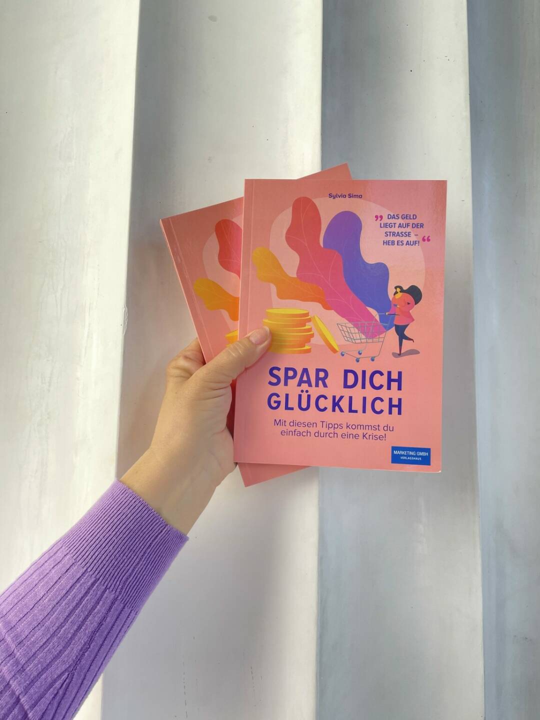 Neues Buch: „Spar dich glücklich“ mit 386 Tipps, Durch eine Krise kommen mit mehr Geld im Börsel? Die Unternehmerin und Coachin Sylvia Sima zeigt Sparpotentiale auf.Fotocredit:Agentur Sag's Frieda