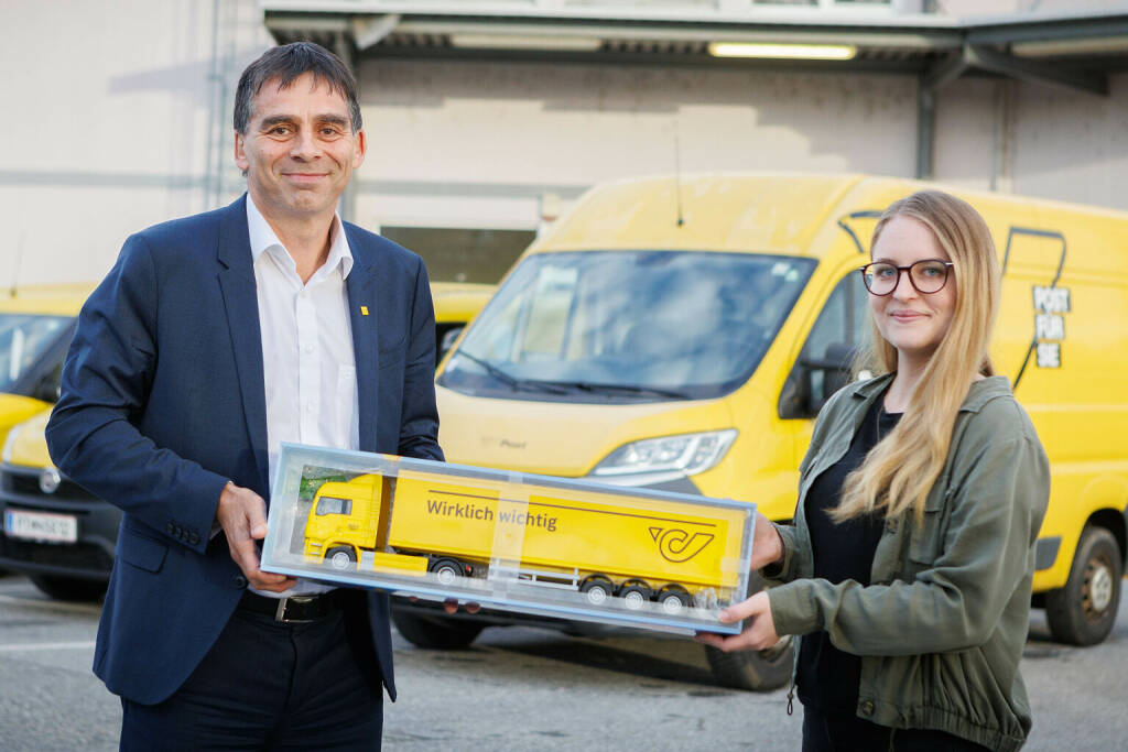 Österreichische Post AG: Erste Lehrlinge schließen Ausbildung Nah- und Distributionslogistik ab, Peter Umundum, Vorstandsdirektor für Paket & Logistik, gratuliert Katharina Ziegler, Gebietsleitungsassistenz in der Zustellbasis 8200 Gleisdorf. Sie gehört zu den ersten Absolvent*innen des Lehrberufs Nah- und Distributionslogistik. Credit: Österreichische Post AG, © Aussender (16.11.2022) 