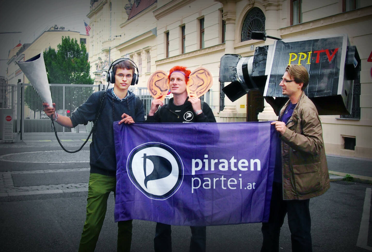 Piraten überwachen die Überwacher: Bernhard Hayden (Netzpolitik-Sprecher und auf Bundeslistenplatz 4 jüngster Nationalratskandidat Österreichs), Andreas Czák (Spitzenkandidat Wien), Michael Stelzmüller
Bildrechte/Lizenz: Gemeinfrei – https://creativecommons.org/publicdomain/zero/1.0/deed.de