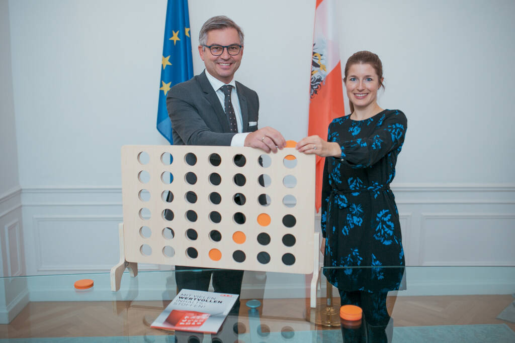 Wirtschaftskammer Wien: Junge Wirtschaft Wien für Senkung der Lohnnebenkosten für die ersten drei Mitarbeiter; im Bild: Finanzminister Magnus Brunner und Barbara Havel, Vorstandsvorsitzende Junge Wirtschaft Wien; Fotocredit:Elmas Libohova (23.11.2022) 