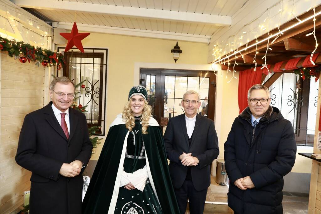 Österreichische Post AG: Postamt Christkindl öffnet seine Türen, (v.l.): Thomas Stelzer, Landeshauptmann von Oberösterreich, das Steyrer Christkind, Johann Hintermaier, Bischofsvikar für Erwachsenenbildung und pastorale Fortbildung, Diözese Linz, und Harald Kunczier, Geschäftsfeldleitung Filialen, Österreichische Post AG; Credit: Österreichische Post AG, © Aussender (25.11.2022) 