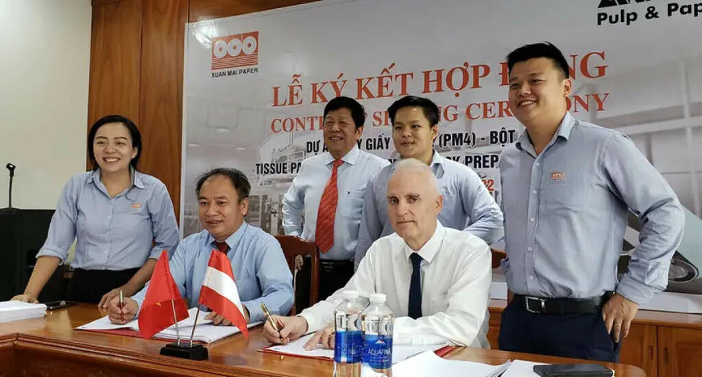 Andritz erhielt von Xuan Mai Paper einen weiteren Auftrag. Aktuell soll eine PrimeLineCOMPACT S1800-Tissuemaschine für die Produktionslinie PM2 am Standort in Ho Chi Minh City geliefert werden, im Bild das Signing  © ANDRITZ, © Aussendung (29.11.2022) 