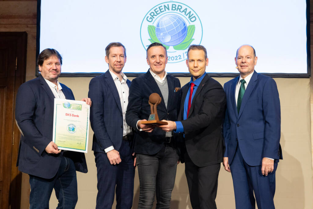 BKS mit Green Brand Award ausgezeichnet:  Peter Lieber, Präsident Österreichischer Gewerbeverein (ganz links) überreichte mit Norbert Lux, Green Brands, die Trophäe an Christian Derler, Manfred Isopp und Martin Gratzer; Foto: www.annarauchenberger.com / Anna Rauchenberger, © Aussendung (30.11.2022) 