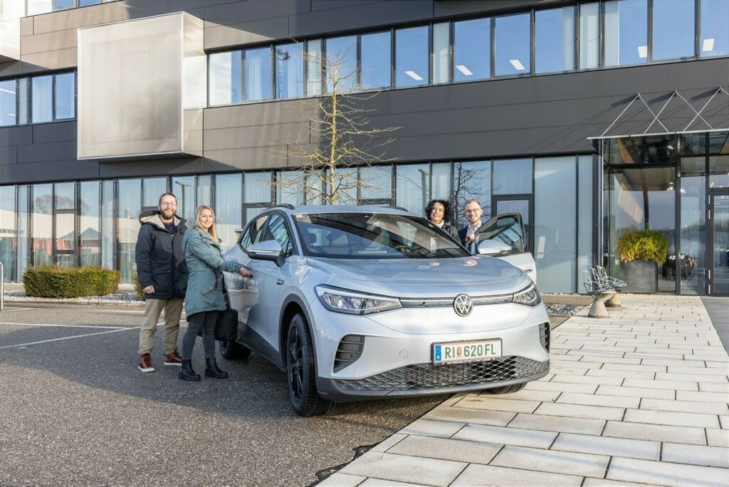 Die FACC bietet allen MitarbeiterInnen ab nächstem Jahr die Möglichkeit, für Fahrten von und zum Arbeitsplatz ein E-Auto der FACC zu nutzen. MitarbeiterInnen müssen dazu nur Fahrgemeinschaften ab 4 Personen bilden und erhalten anschließend ein E-Auto, welches im Unternehmen kostenlos mit umweltschonendem Solarstrom geladen werden kann. Für 4 Personen wird ein VW ID.4 zur Verfügung gestellt, ab 7 Personen wird ein E-Bus angeschafft. © FACC - Rambossek, © Aussender (09.12.2022) 