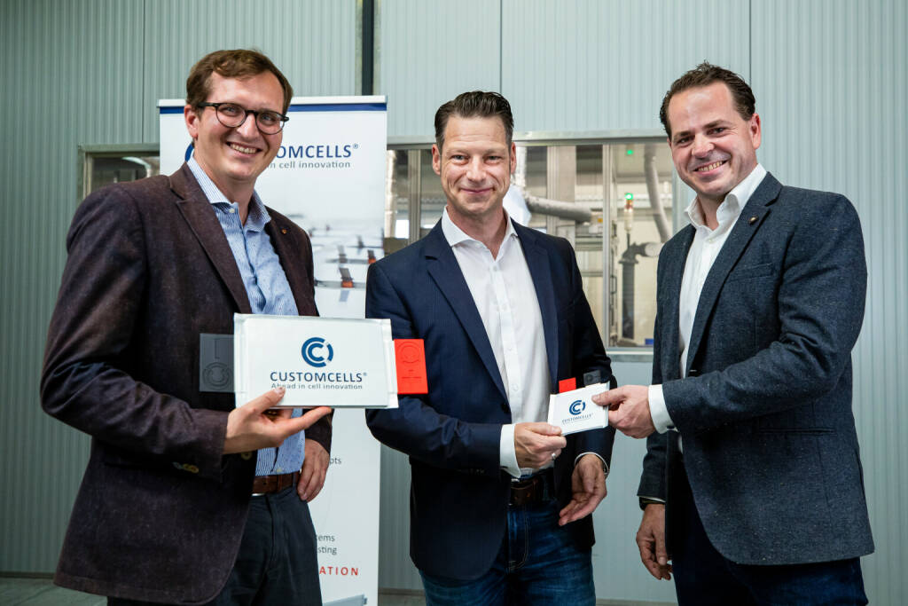 Customcells strebt eine führende Rolle im weltweiten Premium-Batteriemarkt an. Dafür hat das Unternehmen jetzt eine Series-A-Finanzierungsrunde erfolgreich abgeschlossen und insgesamt 60 Millionen Euro eingeworben. Das Bild zeigt die beiden CUSTOMCELLS Gründer Leopold König und Torge Thönnessen sowie CUSTOMCELLS CEO Dirk Abendroth. Bild: CUSTOMCELLS® (09.12.2022) 