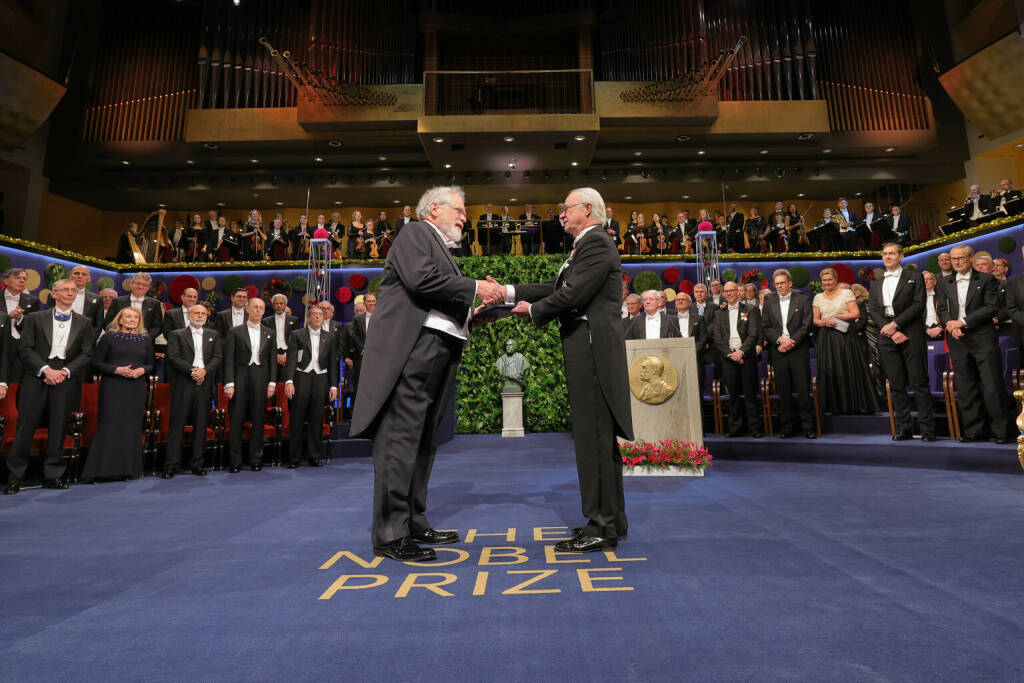 Österreichische Akademie der Wissenschaften: Überreichung des Nobelpreises durch den schwedischen König Carl XVI. Gustaf an Anton Zeilinger, Quantenphysiker an der Österreichischen Akademie der Wissenschaften und der Universität Wien. Fotocredit:ÖAW/Uni Wien/Hinterramskogler, © Aussender (12.12.2022) 