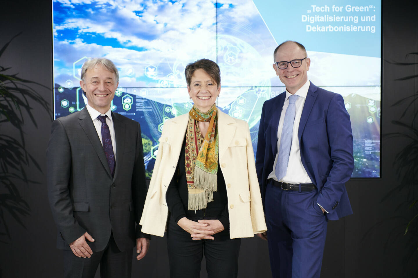 Infineon Technologies Austria AG: Infineon Austria Geschäftsjahr 2022: Sehr starkes Wachstum, Umsatz mit 5,2 Milliarden Euro um 34 Prozent gesteigert, im Bild: Thomas Reisinger, Vorstand für Operations Infineon Technologies Austria AG; Sabine Herlitschka, Vorstandsvorsitzende Infineon Technologies Austria AG und Oliver Heinrich, Finanzvorstand Infineon Technologies Austria AG. Fotocredit:Infineon Technologies Austria AG/APA-Fotoservice/Hörmandinger