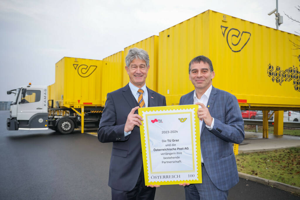 Österreichische Post AG: Logistik der Zukunft: Technische Universität Graz und Post erneuern Kooperation, v.l.: Harald Kainz, Rektor der TU Graz, und Peter Umundum, Vorstandsdirektor für Paket & Logistik, Österreichische Post AG, vor WAB-Containern, die im Rahmen der Forschungskooperation autonom bewegt werden sollen. Credit: Österreichische Post, © Aussender (19.12.2022) 