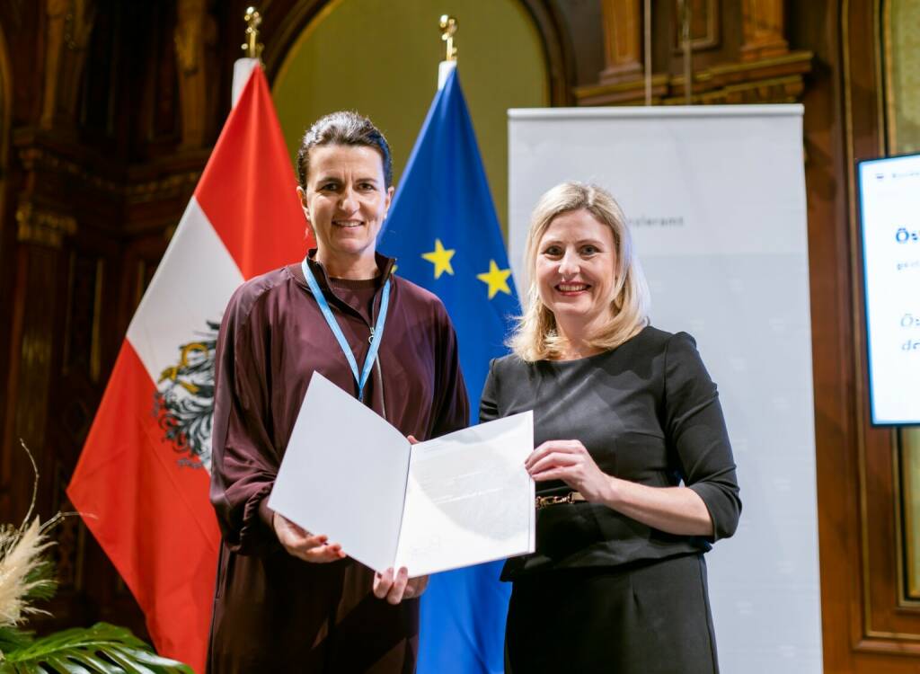 Bundespressedienst: Erster Österreichischer Staatspreis für Frauen an ÖFB-Frauenteam: Frauenministerin Susanne Raab mit Isabel Hochstöger, Teammanagerin des Frauen-Nationalteams; Credit: BKA/Dunker, © Aussendung (20.12.2022) 